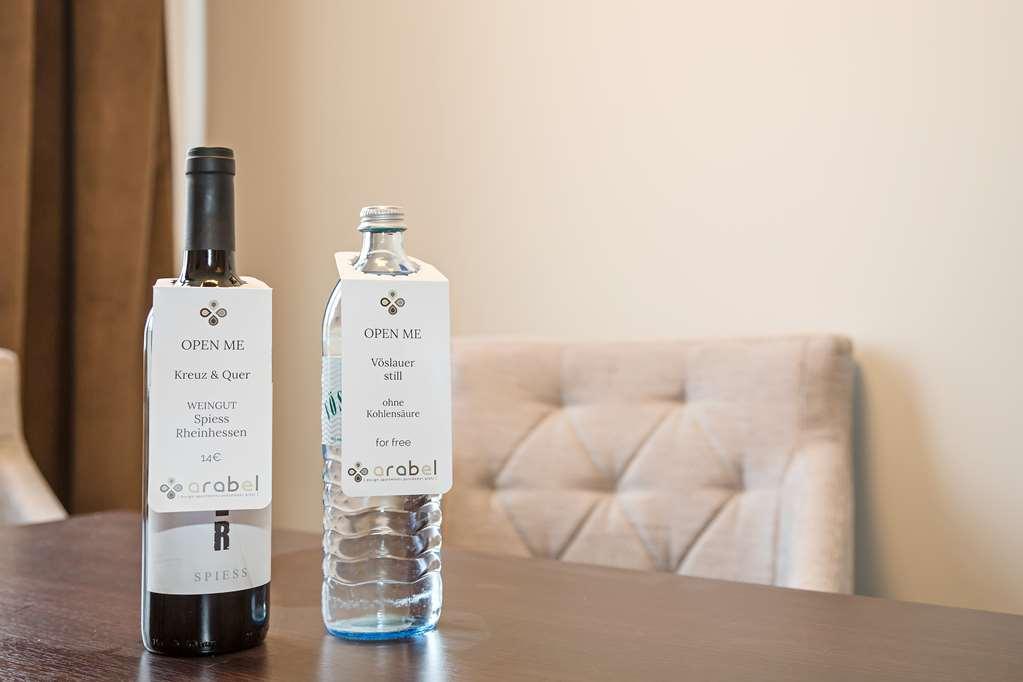 Arabel Design Apartments Берлин Стая снимка A bottle of wine and a bottle of water
