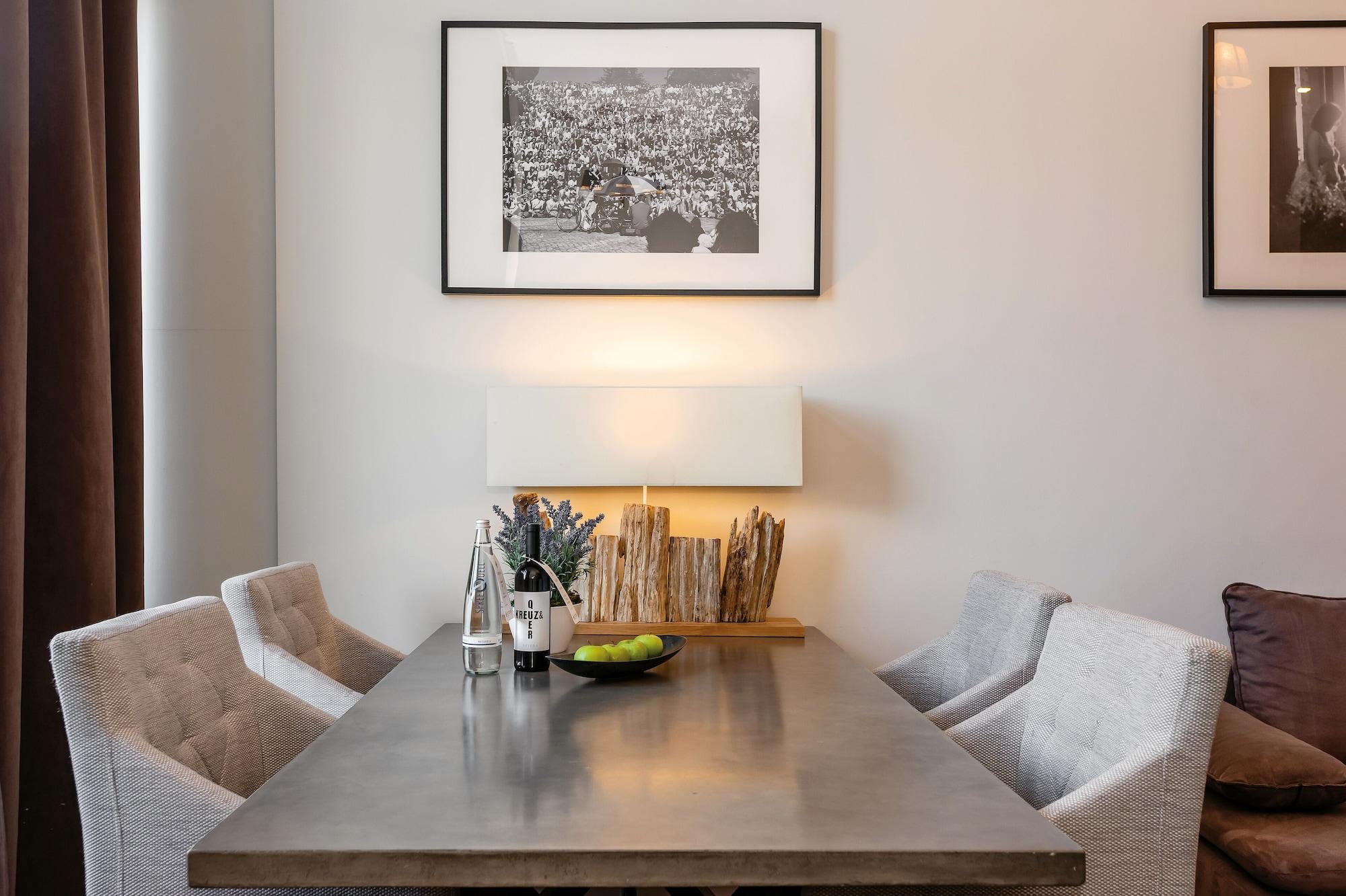 Arabel Design Apartments Берлин Екстериор снимка A dining room table